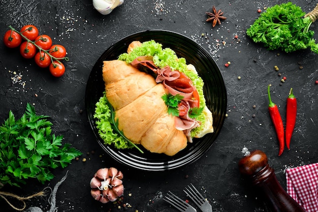 Sandwich met plakjes Prosciutto op oude houten achtergrond Croissant Ontbijt Bovenaanzicht Vrije ruimte voor uw tekst
