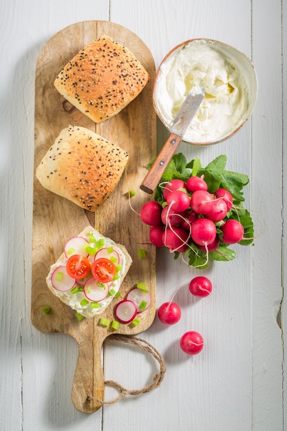 Sandwich met radijs romige kaas en tomaten