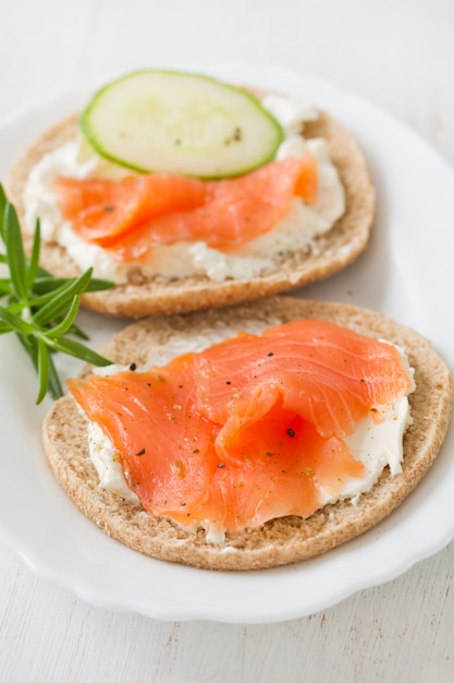 Foto sandwich met roomkaas en gerookte zalm