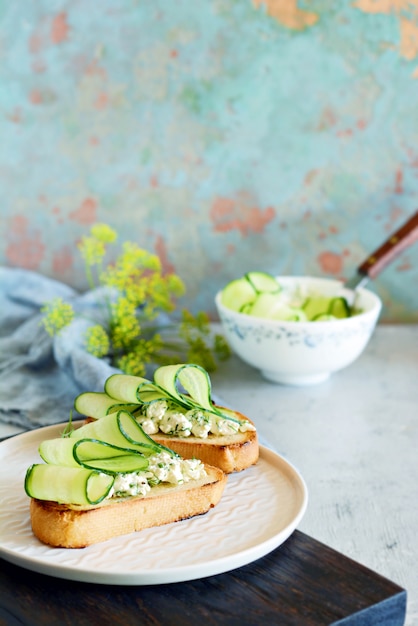 Sandwich met roomkaas en verse komkommer. Detailopname. Vegetarische fitness sandwich met kwark, komkommer en dille, ontbijt. Engelse sandwich