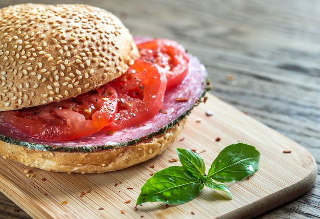 Sandwich met salami en tomaten