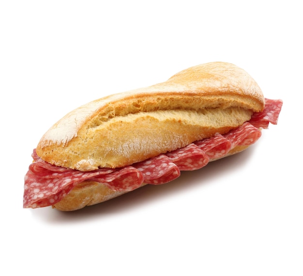 Sandwich met salami op witte achtergrond