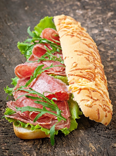 Sandwich met salami, sla, tomaat en rucola