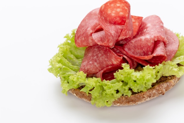 Sandwich met salami worst op witte achtergrond.