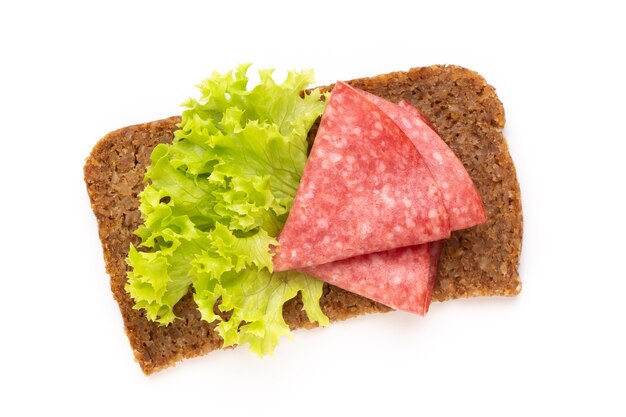 Sandwich met salamiworst op witte achtergrond.