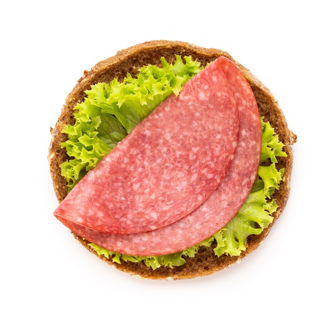 Sandwich met salamiworst op witte achtergrond.