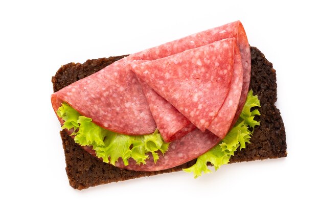 Sandwich met salamiworst op witte ruimte.