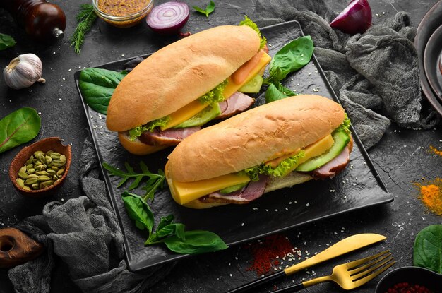 Sandwich met spek, kaas en komkommer Bovenaanzicht Gratis kopieerruimte