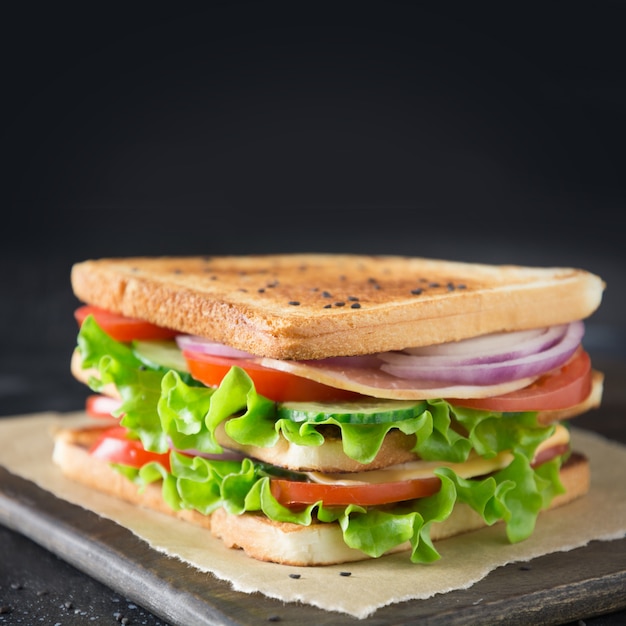 Sandwich met spek, tomaat, ui, salade