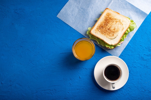 Sandwich met spek, tomaten en kruiden.