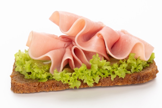 Sandwich met varkensvleesham op witte achtergrond.