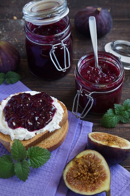 Sandwich met vijgenjam en ricotta en pepermunt