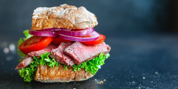 sandwich met vlees en groenten