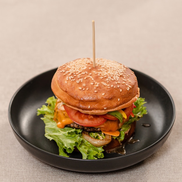 Sandwich met vleessalade groenten sla tomaten op roggebrood