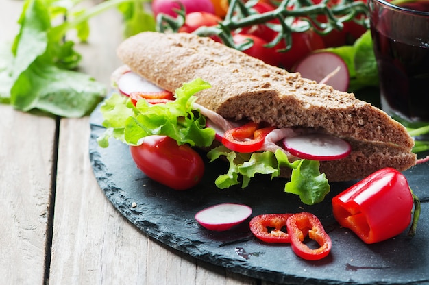 Sandwich met volkoren brood en ham