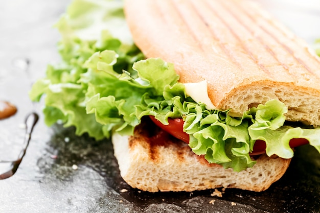 Sandwich met worst, peper, kaas en salade