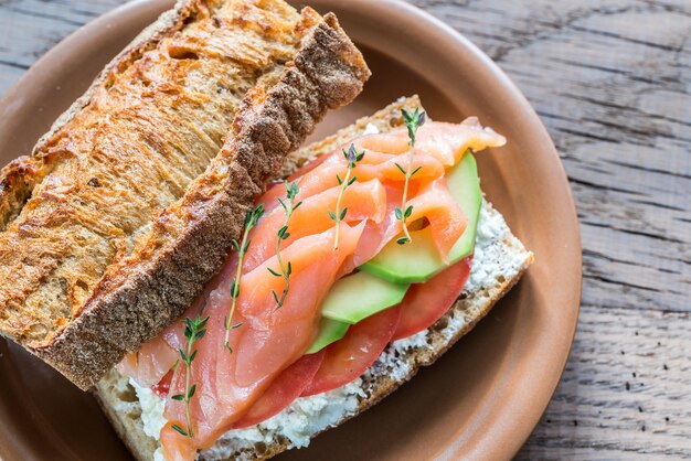 Sandwich met zalm, avocado en tomaten