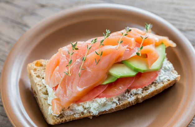 Sandwich met zalm, avocado en tomaten