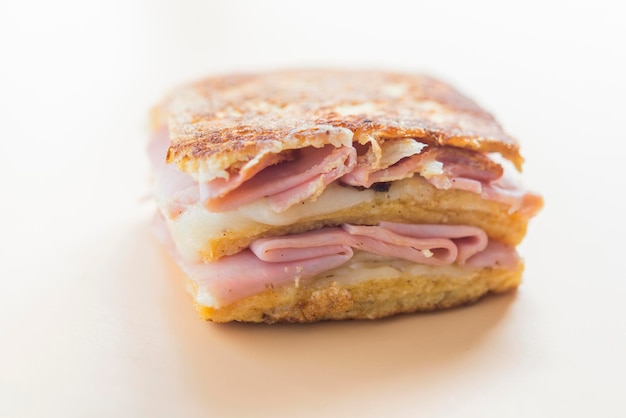 Photo sandwich monte cristo close up front view