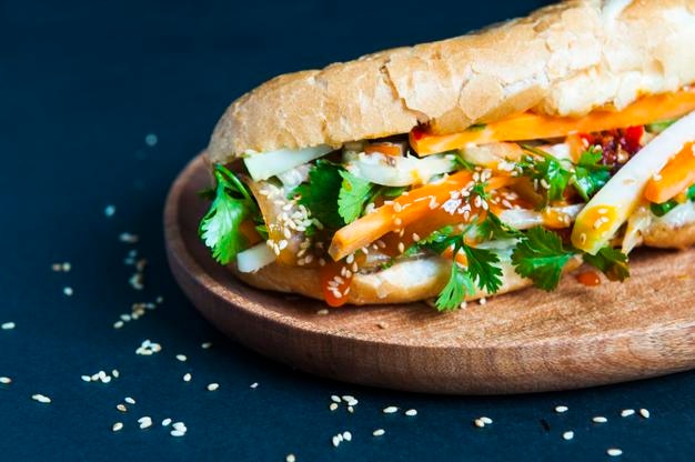 Sandwich op bord op zwarte achtergrond