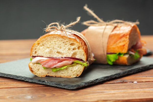 Sandwich op een houten tafel