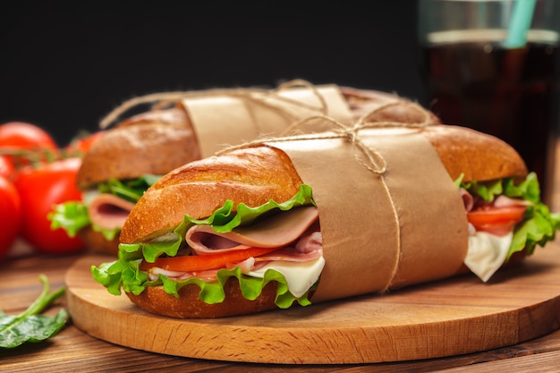 Foto sandwich op een houten tafel