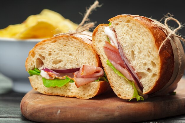 Sandwich op een houten tafel