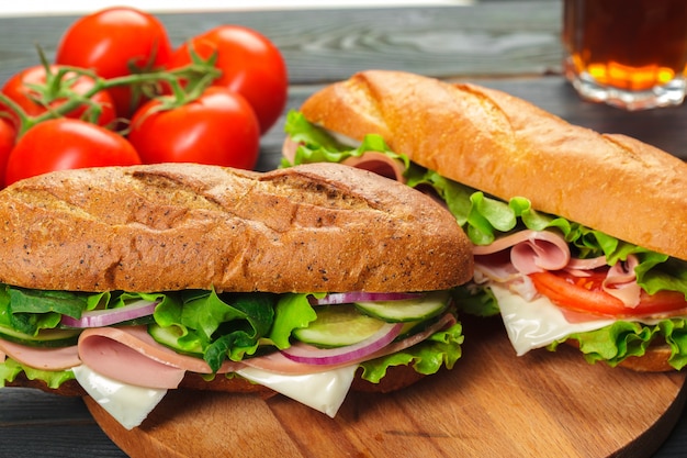 Foto sandwich op een houten tafel