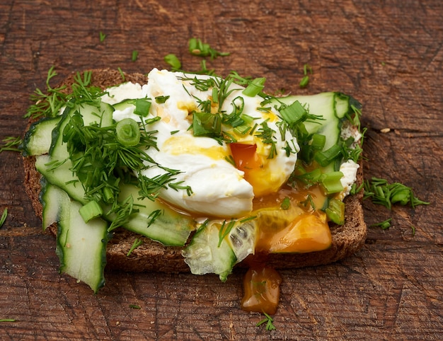 Sandwich op geroosterde witte boterham met gepocheerde eieren