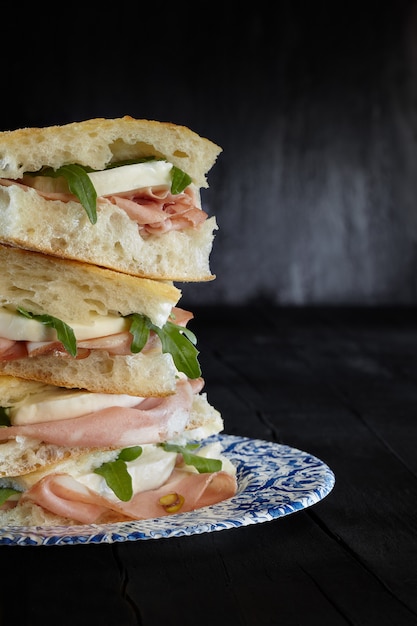 Mozzarella di mortadella di sandwich pizza