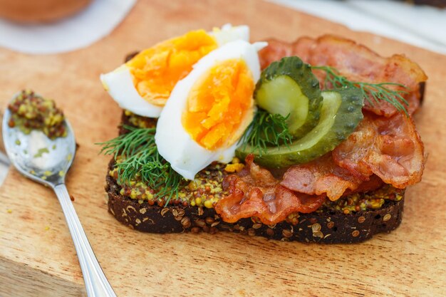 Foto sandwich di pane di segale