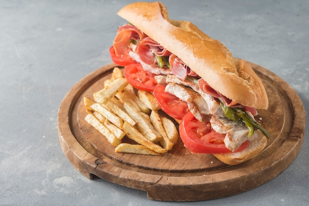 Сэндвич Серранито, типичный для Андалусии, с ветчиной, перцем грен и свининой на гриле