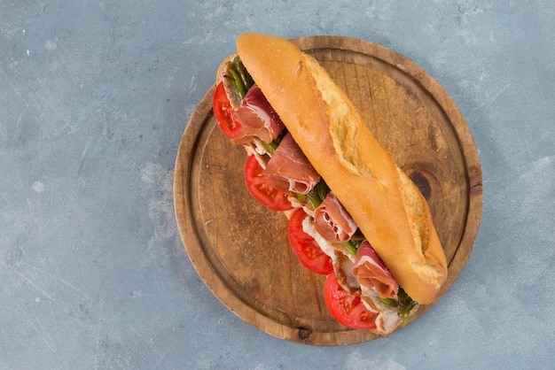 Sandwich serranito tipico dell'andalusia con prosciutto crudo al pepe e lonza di maiale alla griglia