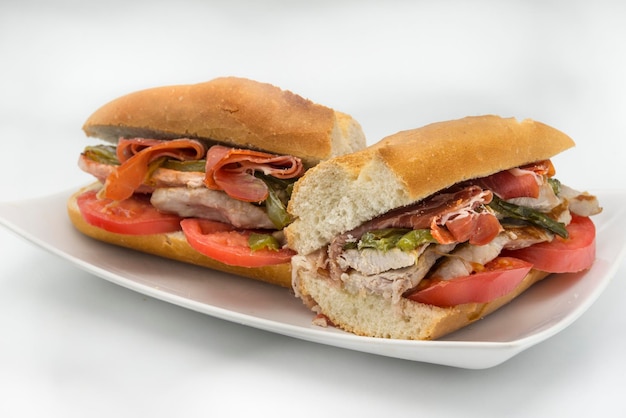 Типичный для Андалусии сэндвич серранито с ветчиной, зеленым перцем и жареной свиной корейкой
