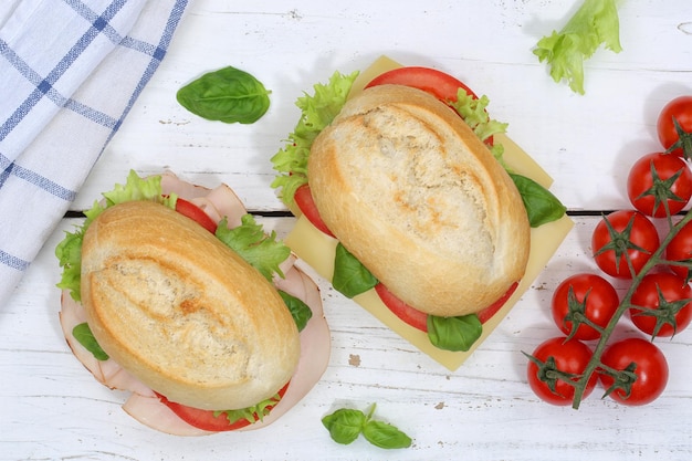 Sandwich stokbrood met ham en kaas van bovenaf op houten bord