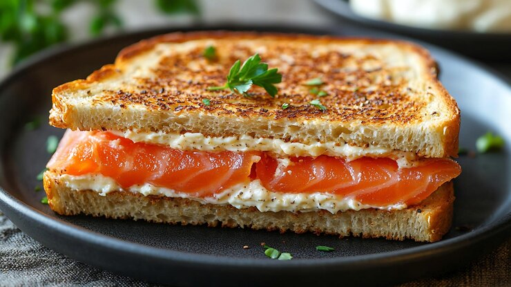 Foto sandwich toast met gerookte zalm en roomkaas op een bord grijze achtergrond close generative ai