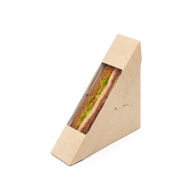 Сэндвич-тост с ветчиной и сыром в бумажной коробке на вынос на белом фоне, доставка, экологически чистая, одноразовая, перерабатываемая концепция быстрого питания