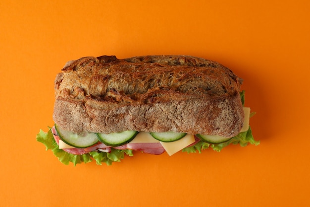 Sandwich van ciabattabrood op oranje achtergrond