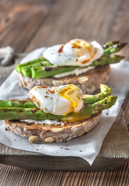 Sandwich with asparagus and egg