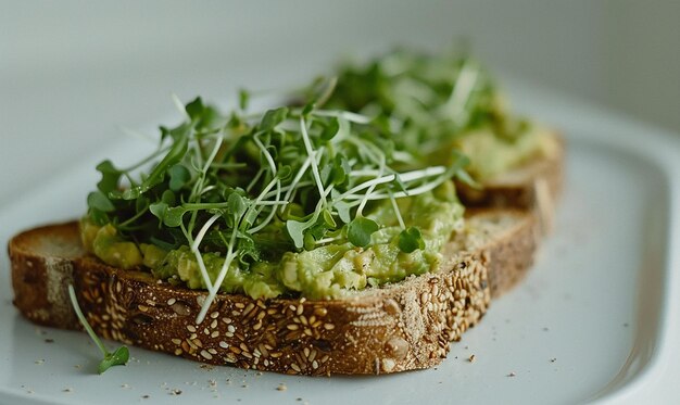 Photo a sandwich with avocado and avocado on it