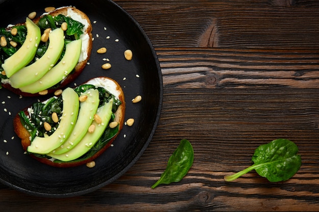 Panino con avocado e spinaci