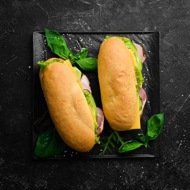 Сэндвич с беконом, сыром и огурцом Вид сверху Свободное пространство для копирования