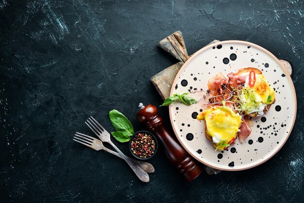 Sandwich con uova di pancetta e peperoncino colazione nel piatto vista dall'alto composizione piatta per laici spazio libero per la copia