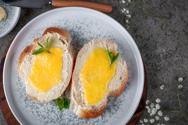 Panino con crema di burro e limone per tè caldo