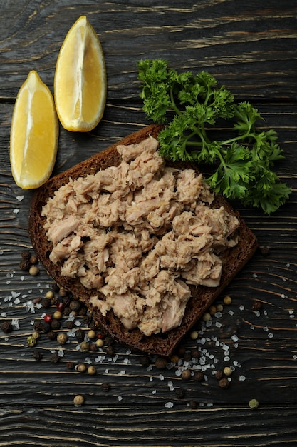 Foto panino con tonno in scatola su fondo di legno