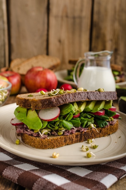 Foto panino con formaggio e verdure