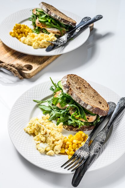 Sandwich with chicken breast, arugula, omelette and corn