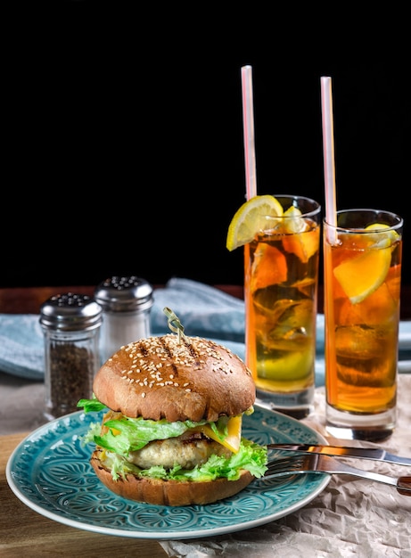 Photo sandwich with chicken burger, cheese and lettuce