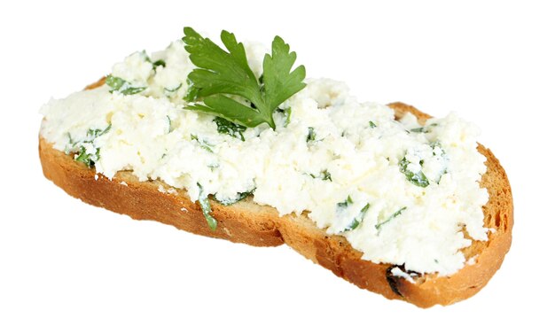 Сэндвич с творогом и зеленью, изолированный на белом