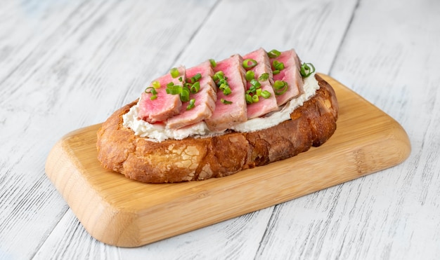 Foto panino con crema di formaggio e trancio di tonno alla griglia